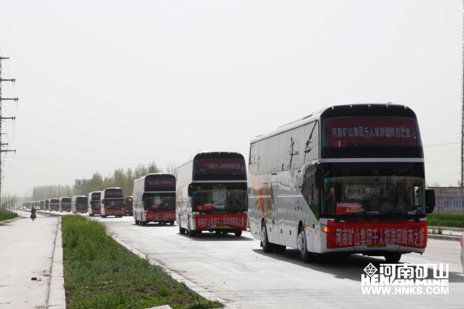 行進(jìn)中的車隊(duì)，浩浩蕩蕩，蔚為壯觀.jpg