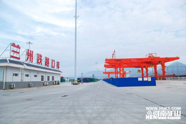 為蘭州國際港務區(qū)制造的自動化集裝箱起重機正式投入使用